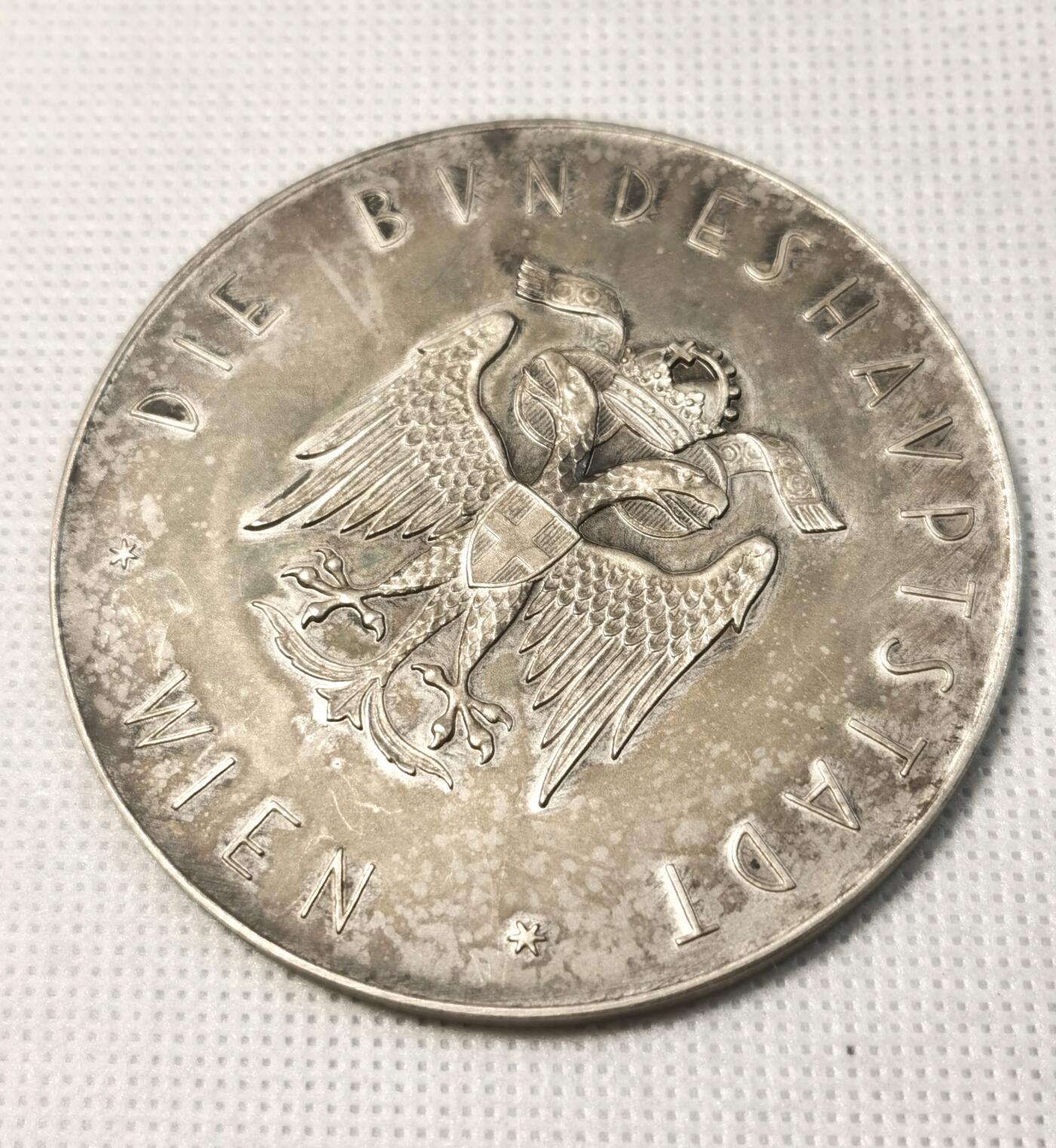  甄臻铺-世界币章拍卖（第25期），送拍享返佣金等优惠多多 1937年奥地利维也纳市徽纪念银章，正面刻有双头鹰和皇冠图案，背面是维也纳市政厅建筑浮雕，下方刻有