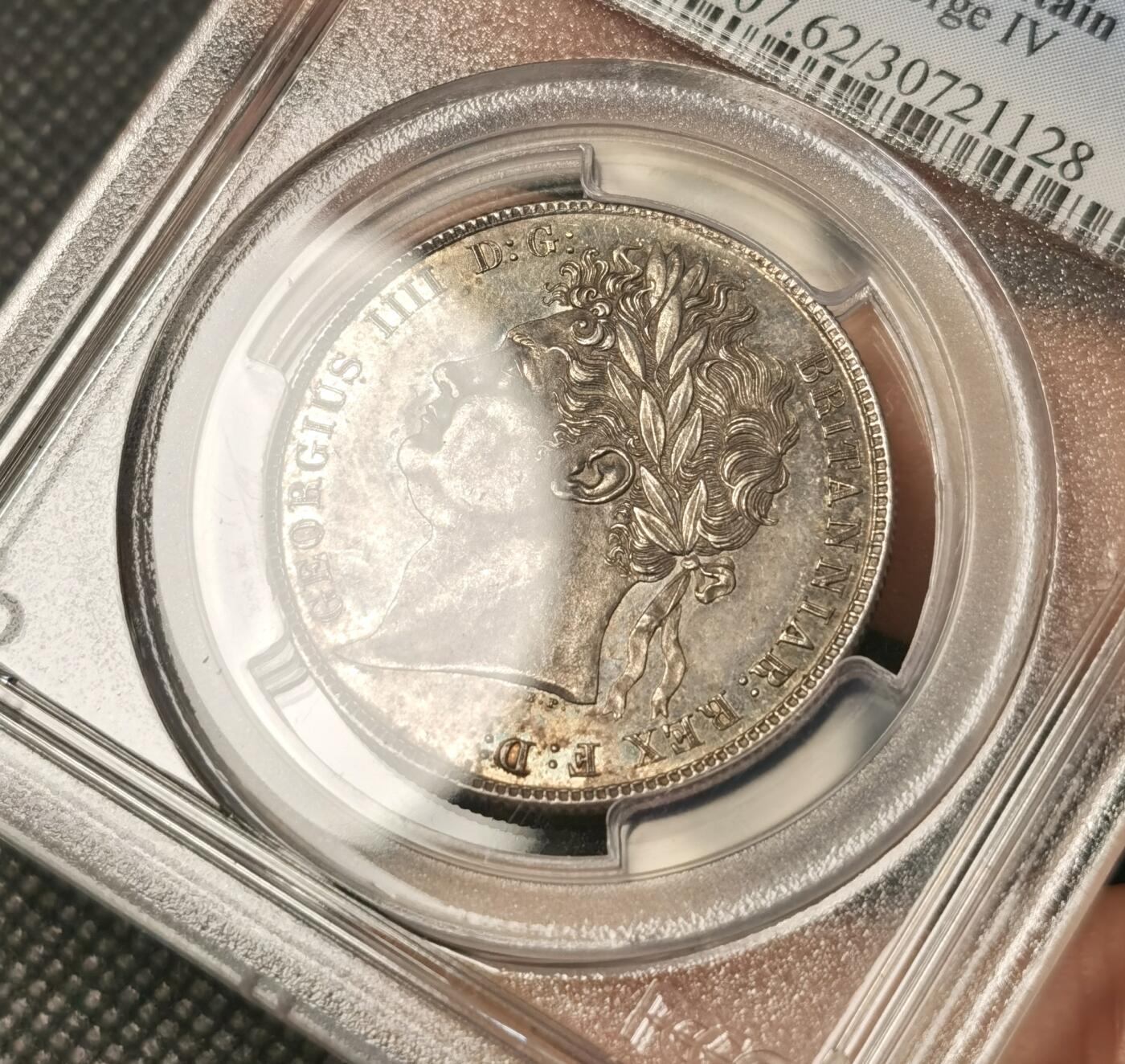  甄臻铺-世界币章拍卖（第25期），送拍享返佣金等优惠多多 PCGS-MS62 英国1820年乔治四世1/2克朗银币，三花半克朗，正面是乔治四世的侧面头像，背面是皇冠和皇家纹章图案细节丝丝入微，更高评级只有25枚