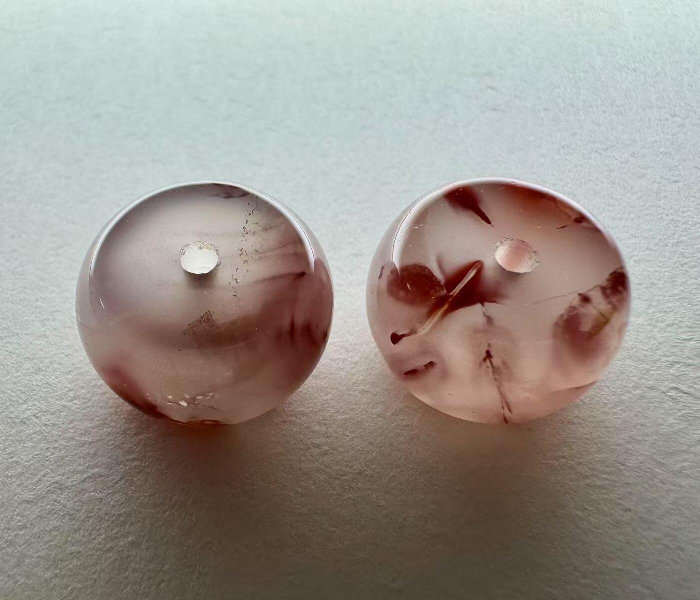 零元拍：南红玛瑙飘花扣子一对，都是十多年前的存货了，联合料，飘花非常漂亮，无优化，有隐裂矿点，介意勿拍，尺寸：约直径 12MM，厚约 6MM，因为拍照环境以及光线的变化，颜色以实物为准。