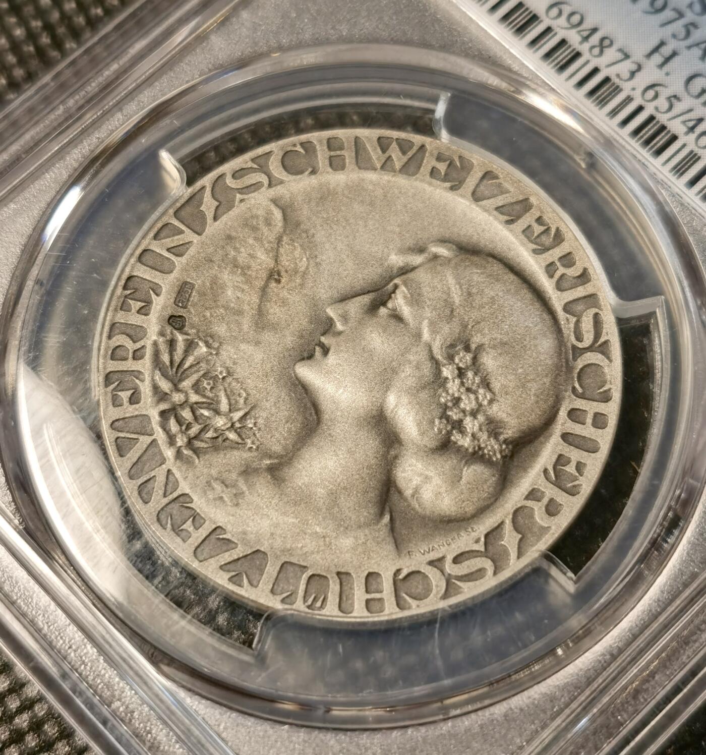  甄臻铺-世界币章拍卖（第25期），送拍享返佣金等优惠多多 PCGS-SP65 瑞士射击节获奖银章，参考手册R-1973a(PCGS错评成R-1975A)。正面是瑞士联邦标志和山景图案，背面是女性头像，由Hans Glauser获奖，直径35毫米