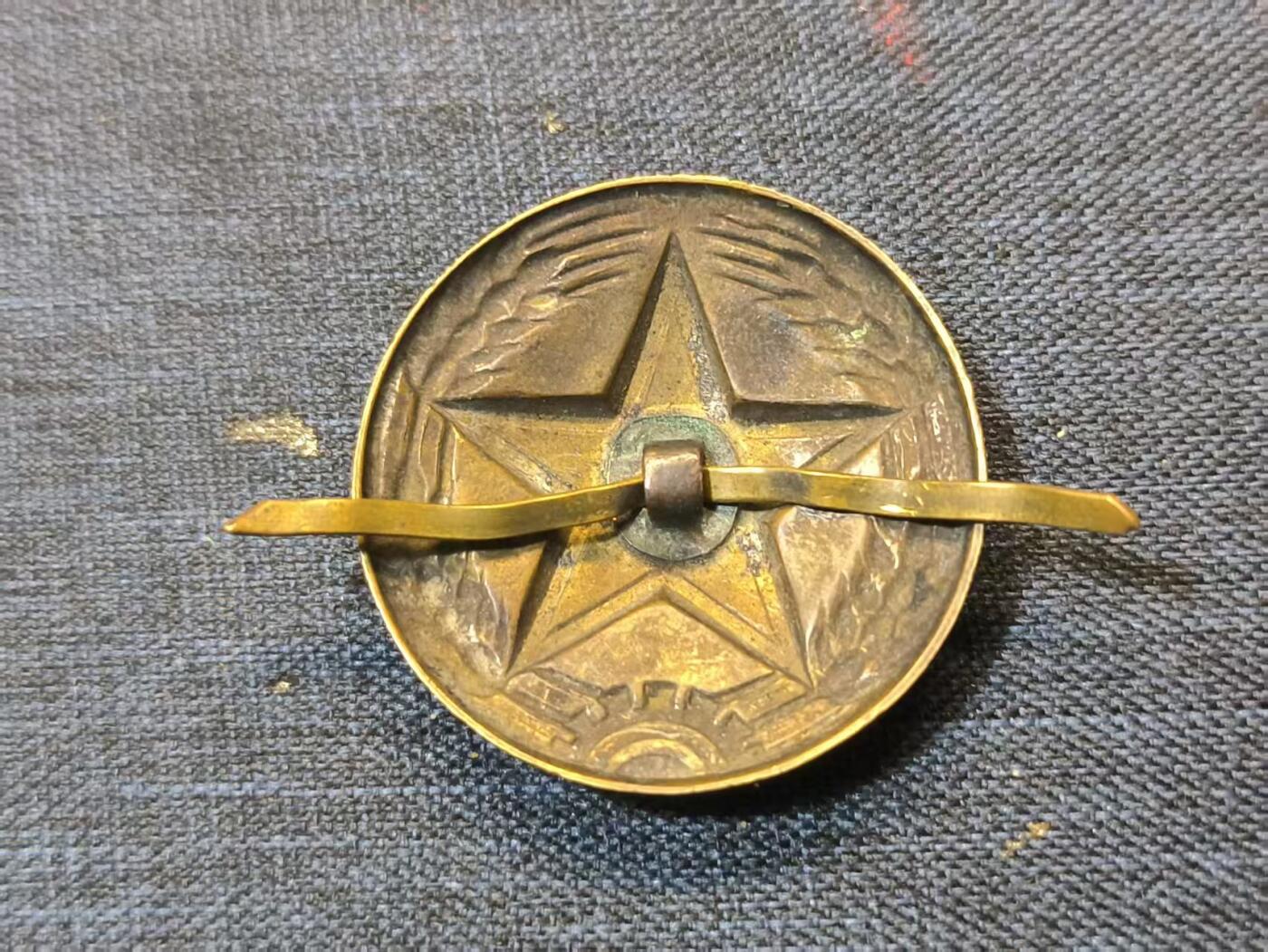 古林万国勋赏☆☆爱藏☆☆精品第二期-分享拍场赚佣金 su-M五五式陆大帽徽 铜质鎏金全漆带原帽腿