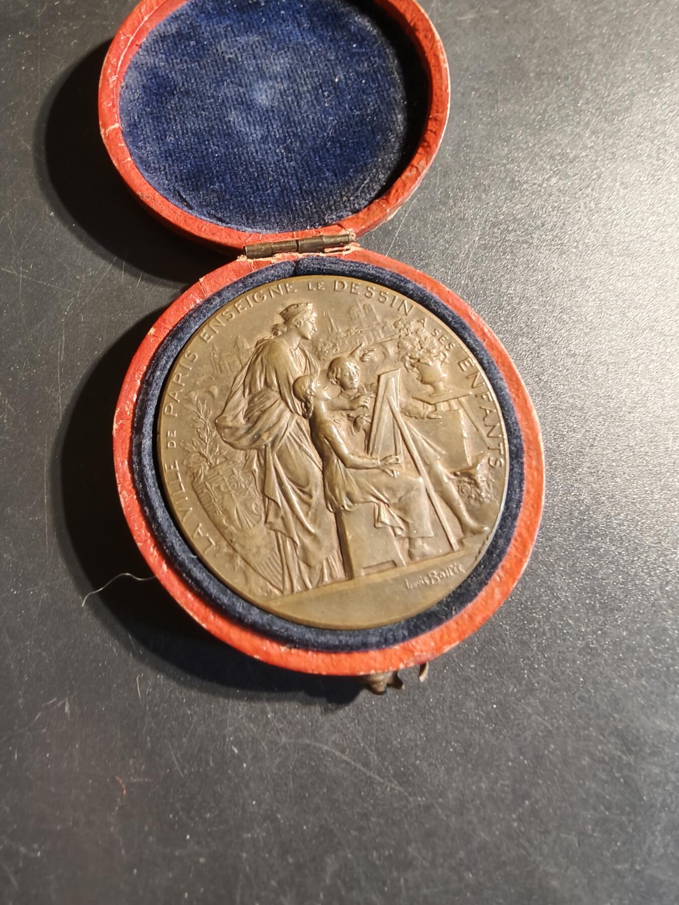 老王徽章第135期 法国1901年实发大铜章   原盒    直径41mm   重量37.1g