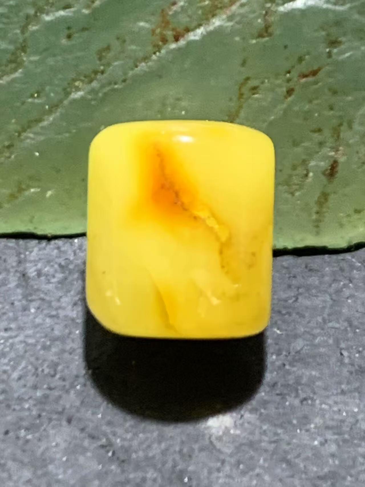 天然乌克兰原矿蜜蜡随形桶珠一颗！