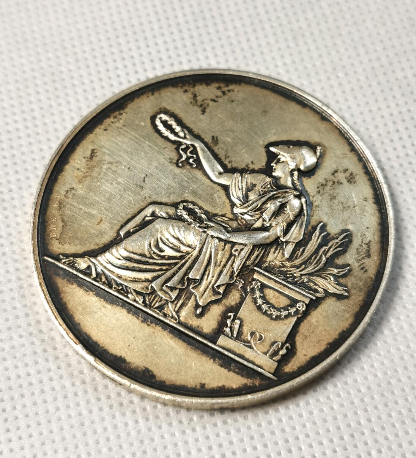  甄臻铺-世界币章拍卖（第25期），送拍享返佣金等优惠多多 法国L'ABEILLE保险公司颁发的获奖镀金银章，直径50.7毫米，重65.3克。正面是雅典娜女神浮雕，手持橄榄枝，象征和平与保护。背面环绕橄榄枝花环，刻有公司名称