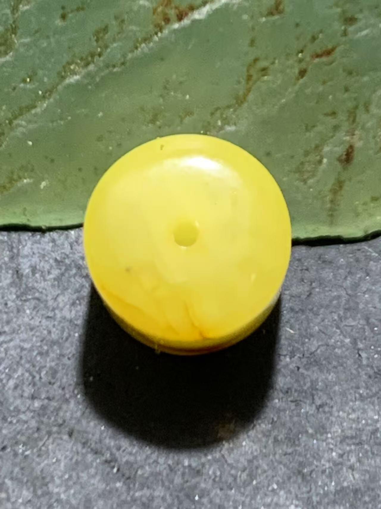 天然乌克兰原矿蜜蜡随形桶珠一颗！