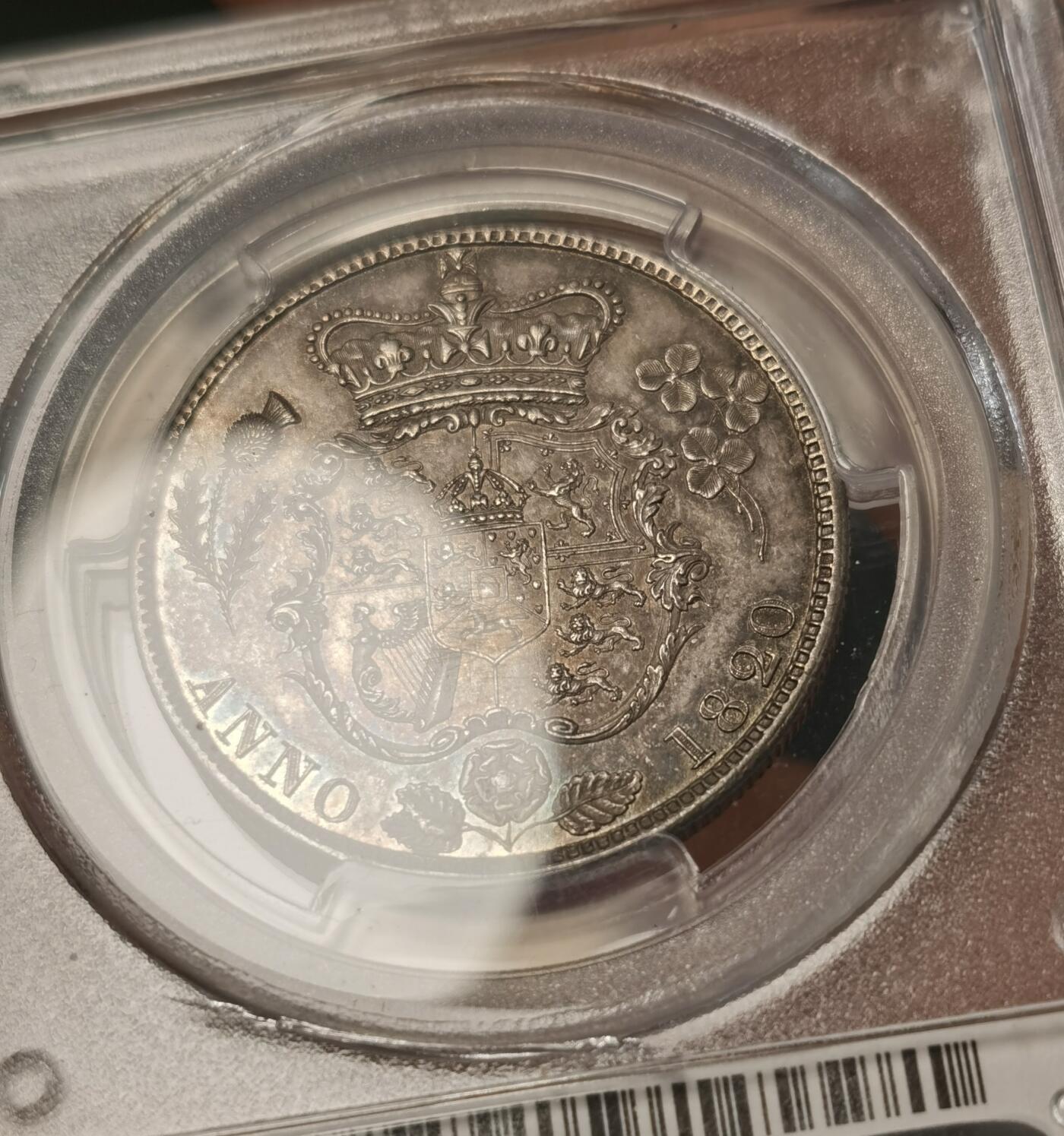  甄臻铺-世界币章拍卖（第25期），送拍享返佣金等优惠多多 PCGS-MS62 英国1820年乔治四世1/2克朗银币，三花半克朗，正面是乔治四世的侧面头像，背面是皇冠和皇家纹章图案细节丝丝入微，更高评级只有25枚