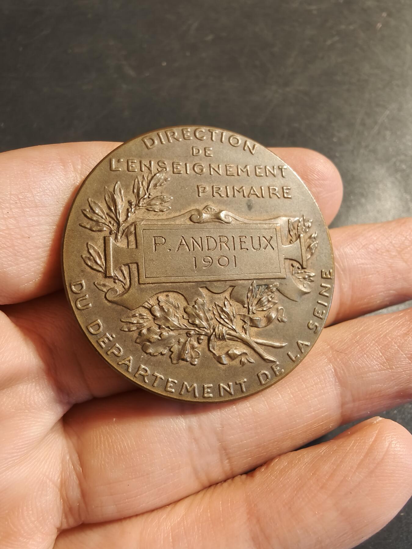 老王徽章第135期 法国1901年实发大铜章   原盒    直径41mm   重量37.1g