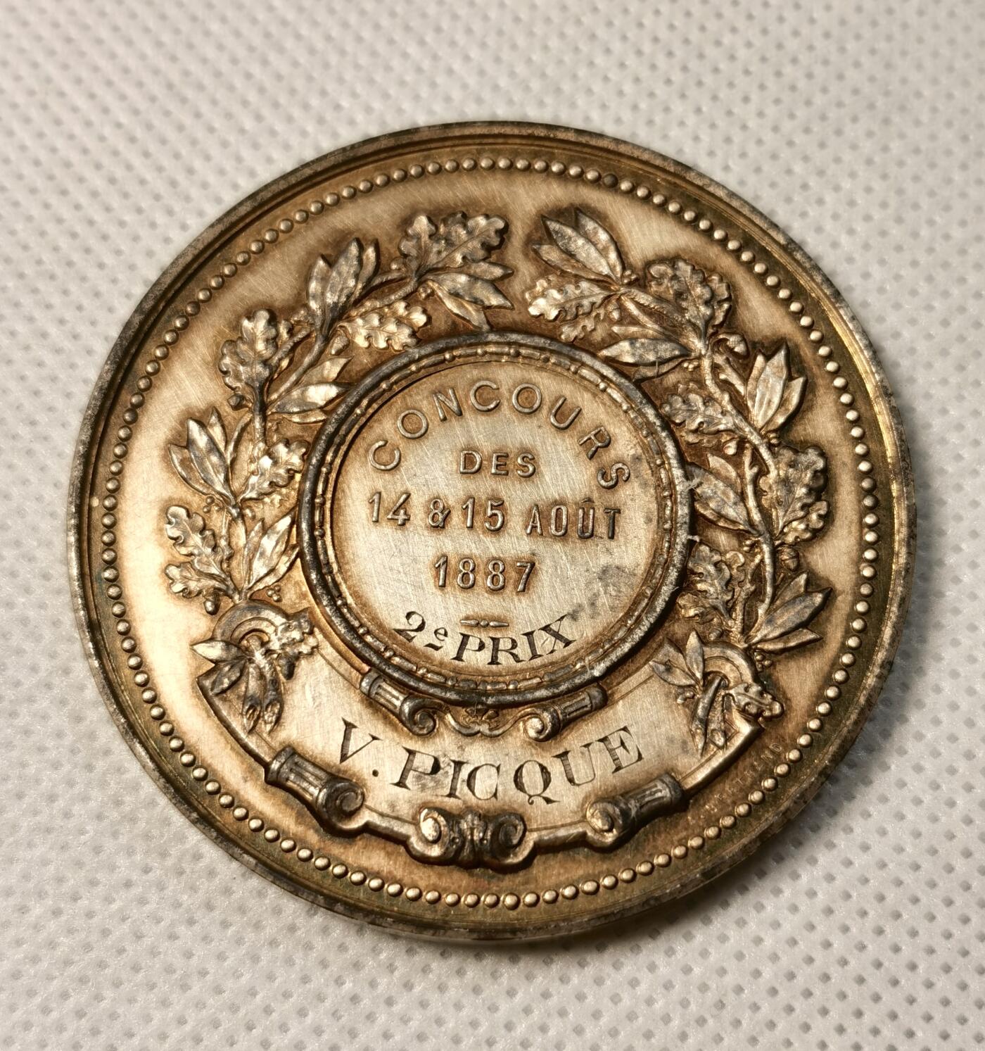  甄臻铺-世界币章拍卖（第25期），送拍享返佣金等优惠多多 1887年法国里尔体操协会颁发的镀金银章，正面刻有皇冠和盾形纹章，周围环绕橄榄枝装饰。背面刻有