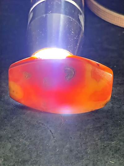 精美高润度风化纹冰飘原皮战国红玛瑙随形板珠（背云）一个！ 精美高润度风化纹冰飘原皮战国红玛瑙随形板珠（背云）一个！