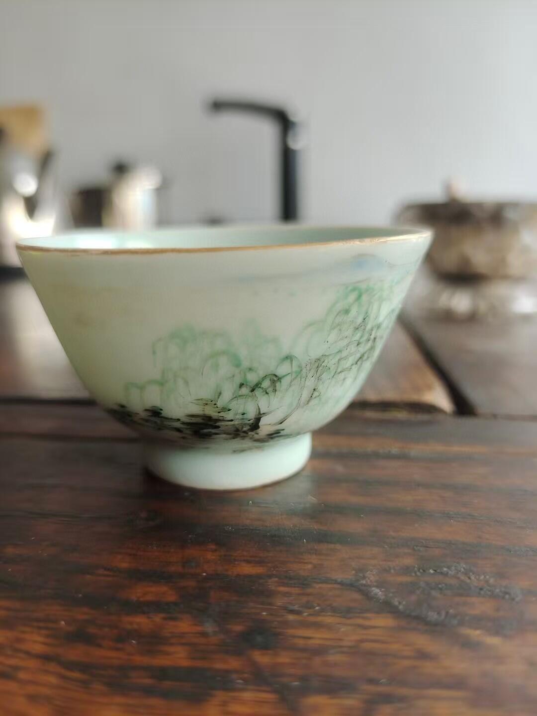 清代浅降彩山水人物茶杯，画工好，名人款，完整漂亮