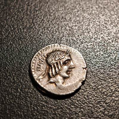 【德藏】世界币章拍卖第138期（拍品征集中~欢迎藏友联系） - 公元前90年 古罗马共和时期狄纳里银币 制币官L. Calpurnius Piso Frugi发行 正面太阳神阿波罗 背面胜利骑士 直径约：19.4mm；重约：4.1g