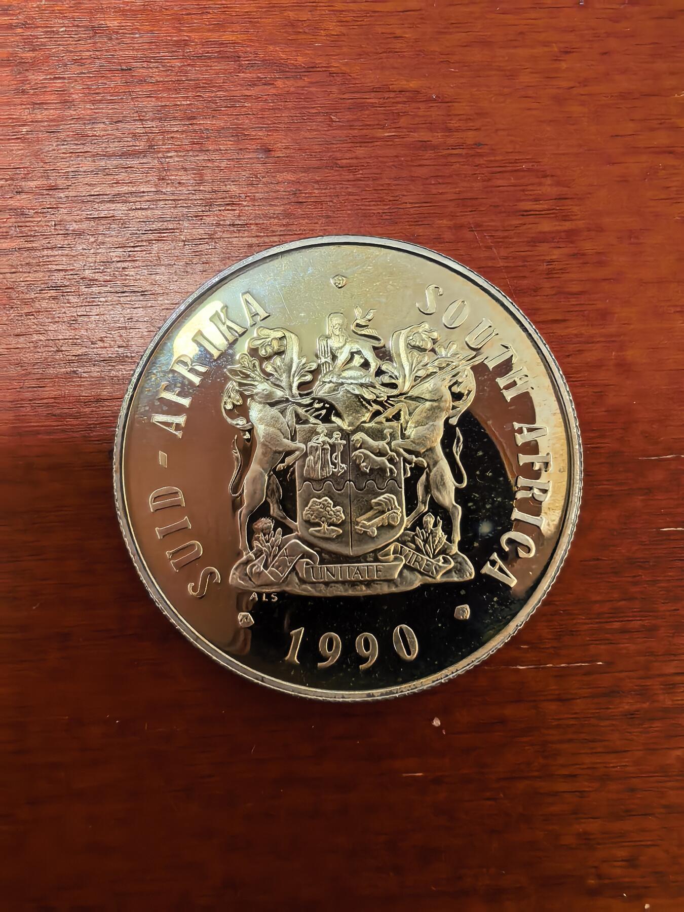 长老汇蛇年精选第二十四场拍卖 1990南非跳羚1朗德精制银币，有盒无证，这个年份是最贵的一枚，7117枚