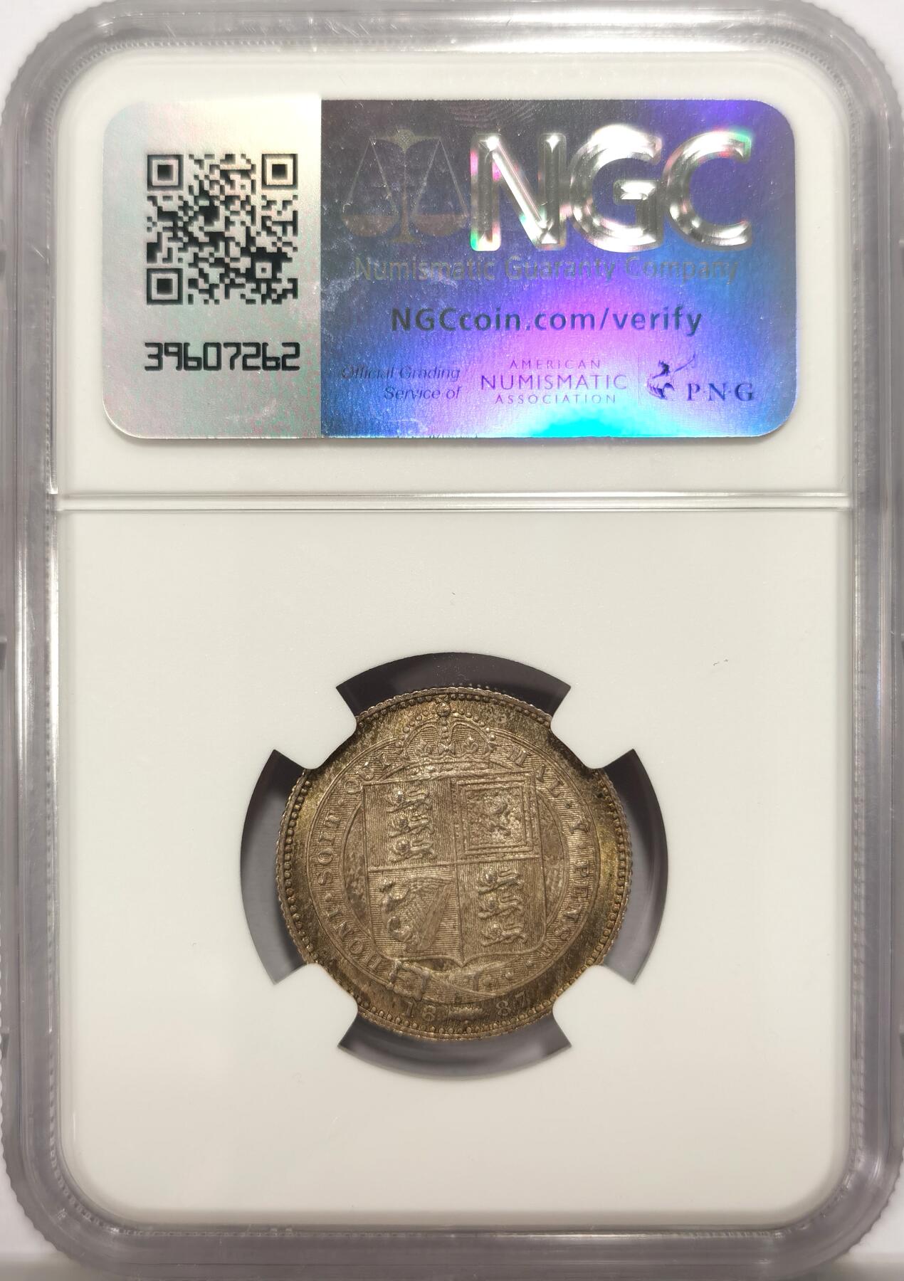 博洋堂世界钱币拍卖第131期（全场包邮） NGC MS65 英国1887年维多利亚女王高冠1先令银币 购于鲍德温父子保险库集藏。近一个世纪的储存让银币包浆自然生长，双面烟灰包浆隐隐可见橘红包浆，整批唯二最高分，HA与SBP的近三年成交价都在300美金左右。