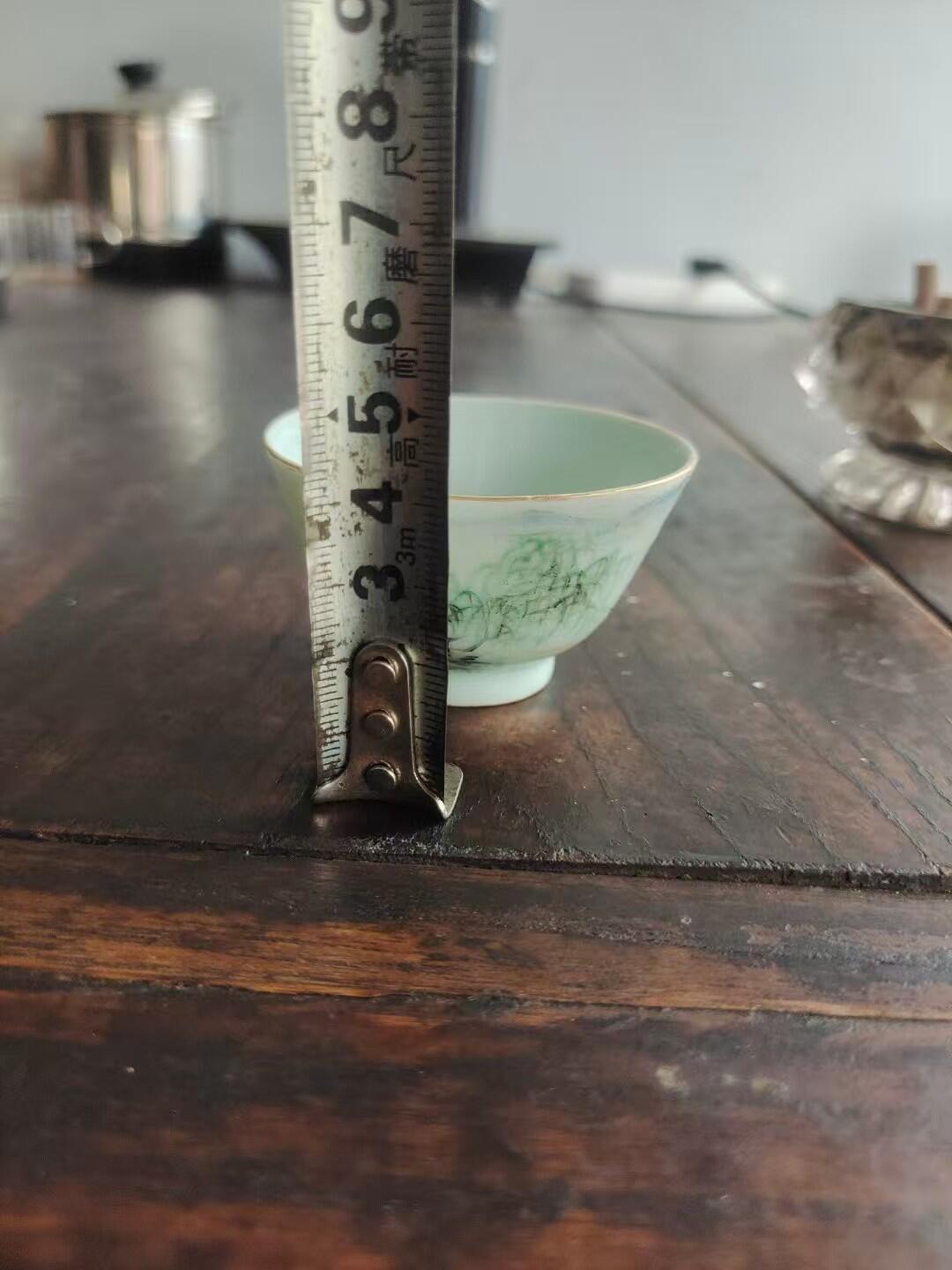 清代浅降彩山水人物茶杯，画工好，名人款，完整漂亮