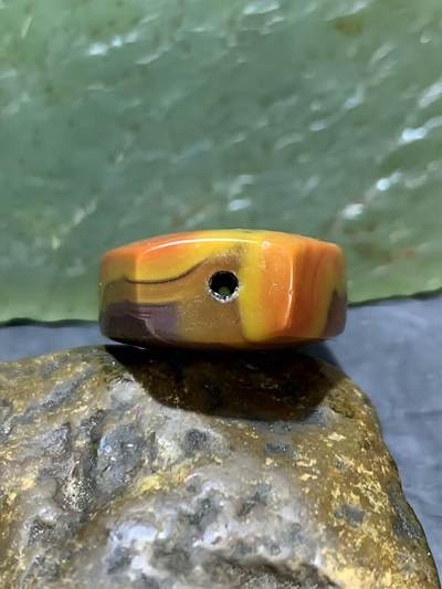 精美高润度风化纹冰飘原皮战国红玛瑙随形板珠（背云）一个！ 精美高润度风化纹冰飘原皮战国红玛瑙随形板珠（背云）一个！