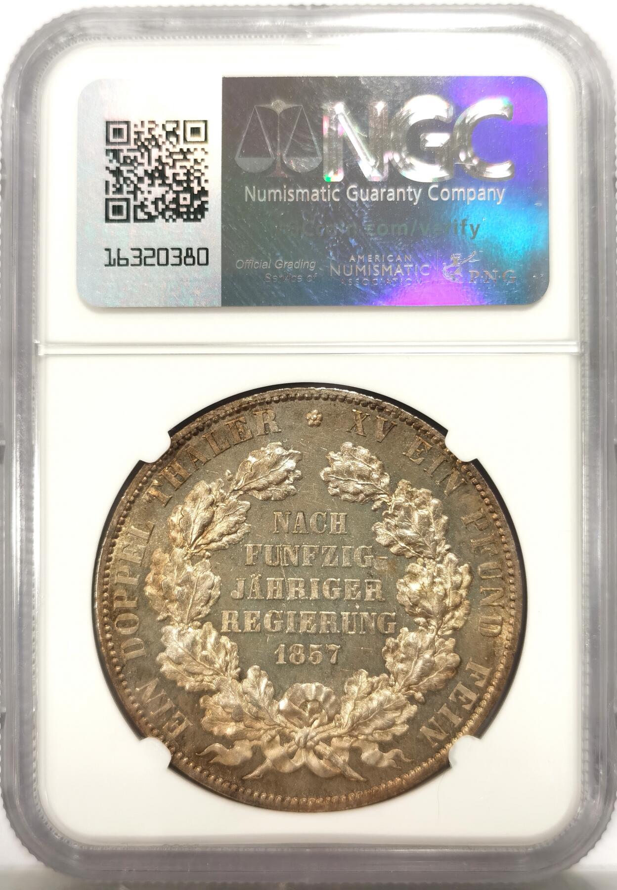 博洋堂世界钱币拍卖第131期（全场包邮） NGC MS62 1857年德国绍姆堡-利普2泰勒 来自汉诺威厂的顶级工艺水准 发行量仅仅2000枚的名誉品种，也是绍姆堡唯一发行过的2泰勒品种，非常漂亮的原味玫瑰金色五彩包浆，镜面感非常强，一步到位的典藏级状态，盒子右上角有一处磕损