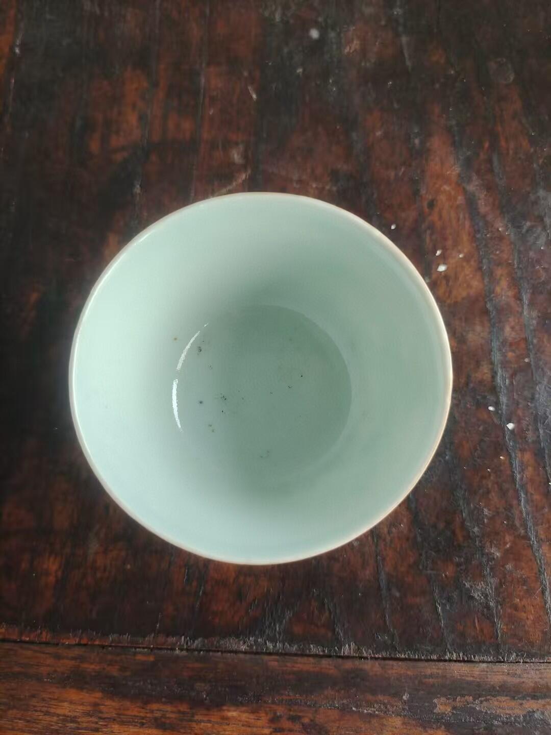 清代浅降彩山水人物茶杯，画工好，名人款，完整漂亮