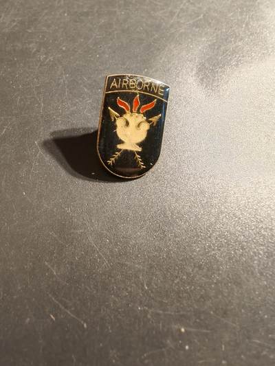 老王徽章第135期 - 美国空降兵肯尼迪特种作战训练中心徽章
