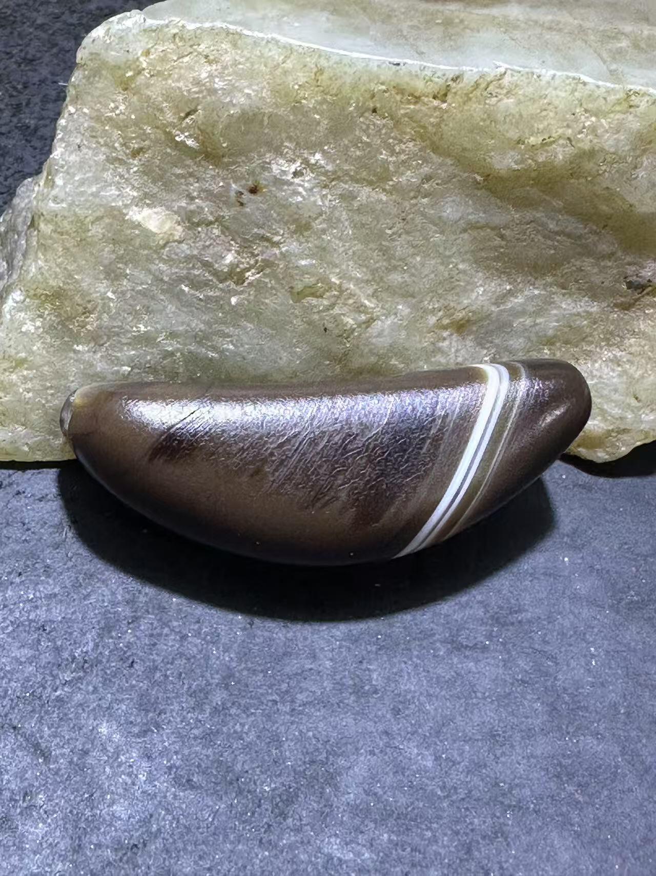 药师玛瑙风化纹通货随形牛角板珠一个，