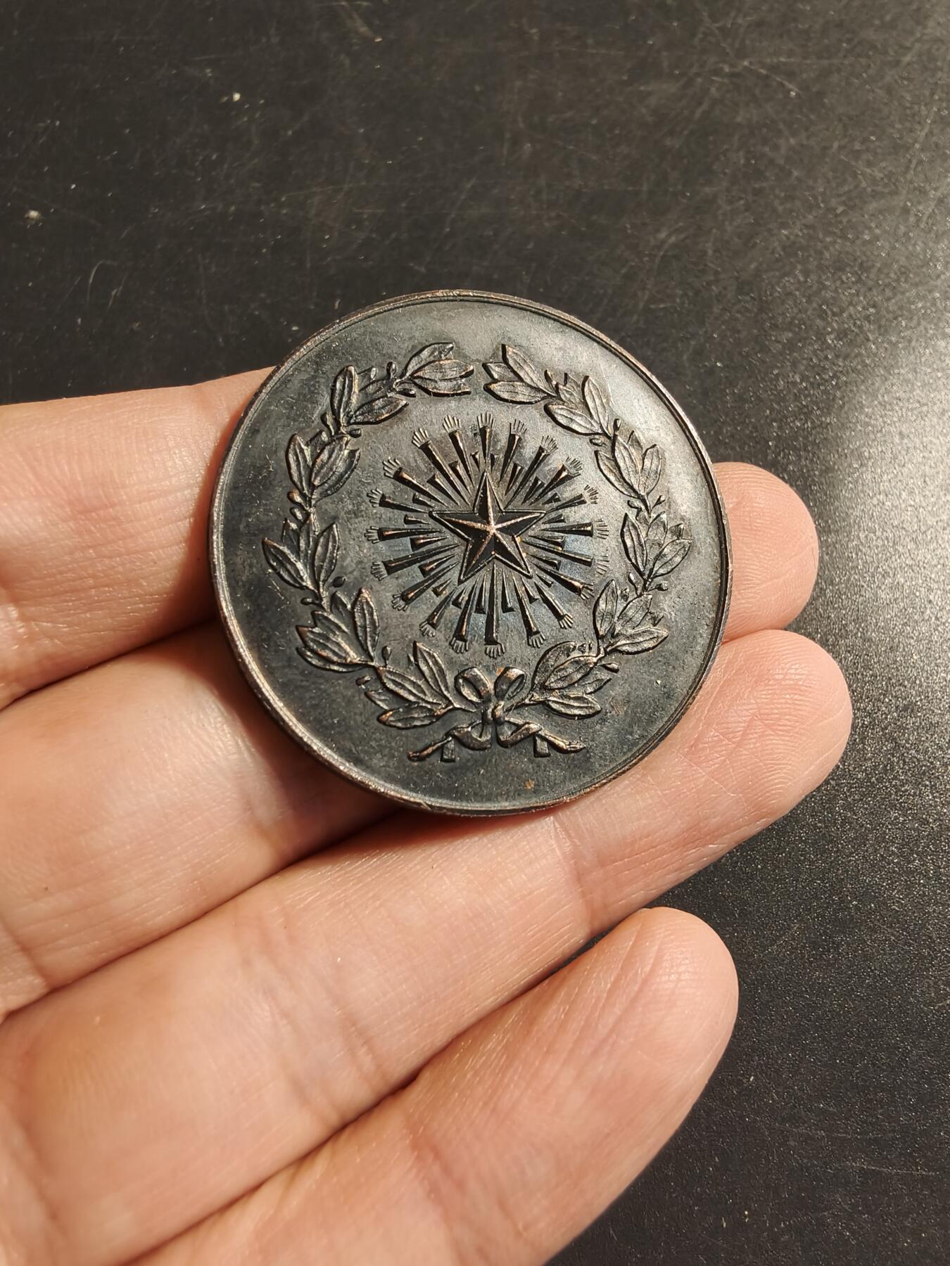 老王徽章第135期 法国圣路易寄宿学校家庭协会纪念章    直径39mm   重量20.3g    原盒
