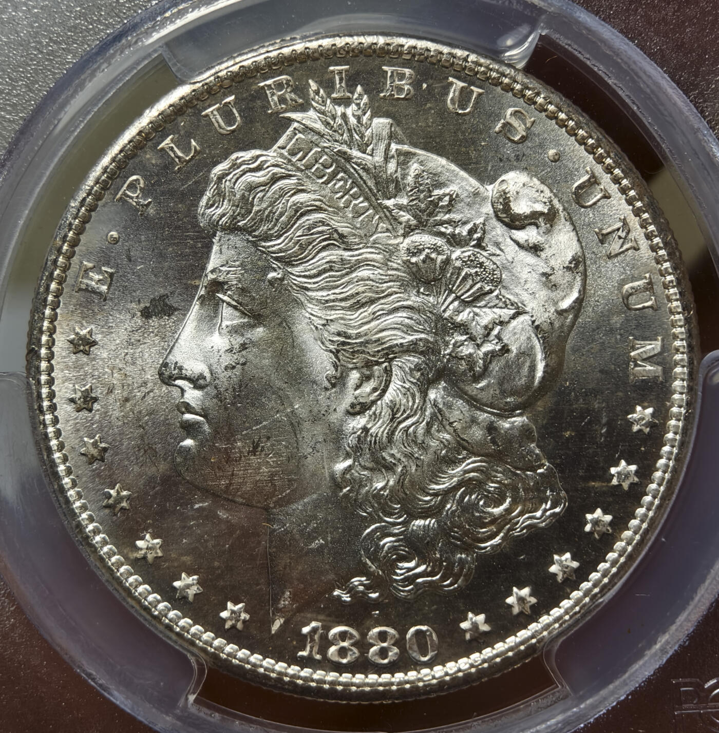 紫瑗钱币——第576期 美国 1880年 S版 摩根 大头妹 1美元 银币 PCGS MS64 老盒 银霜转光，霜面质感，带点反光的感觉