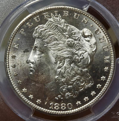 紫瑗钱币——第576期 - 美国 1880年 S版 摩根 大头妹 1美元 银币 PCGS MS64 老盒 银霜转光，霜面质感，带点反光的感觉