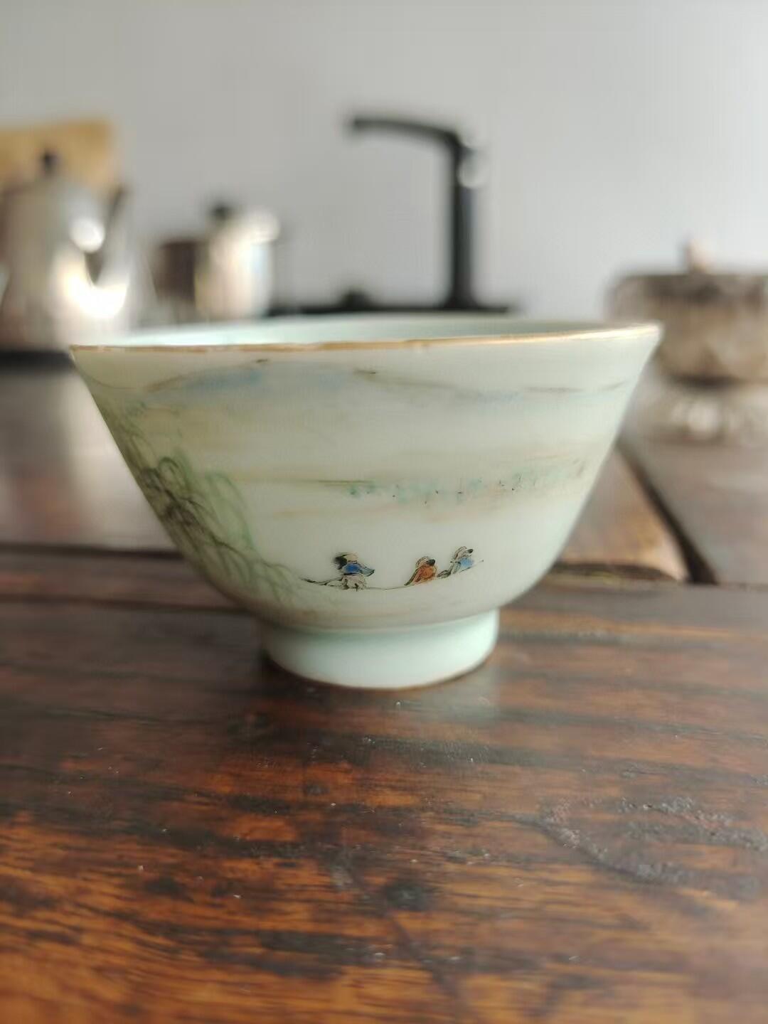 清代浅降彩山水人物茶杯，画工好，名人款，完整漂亮