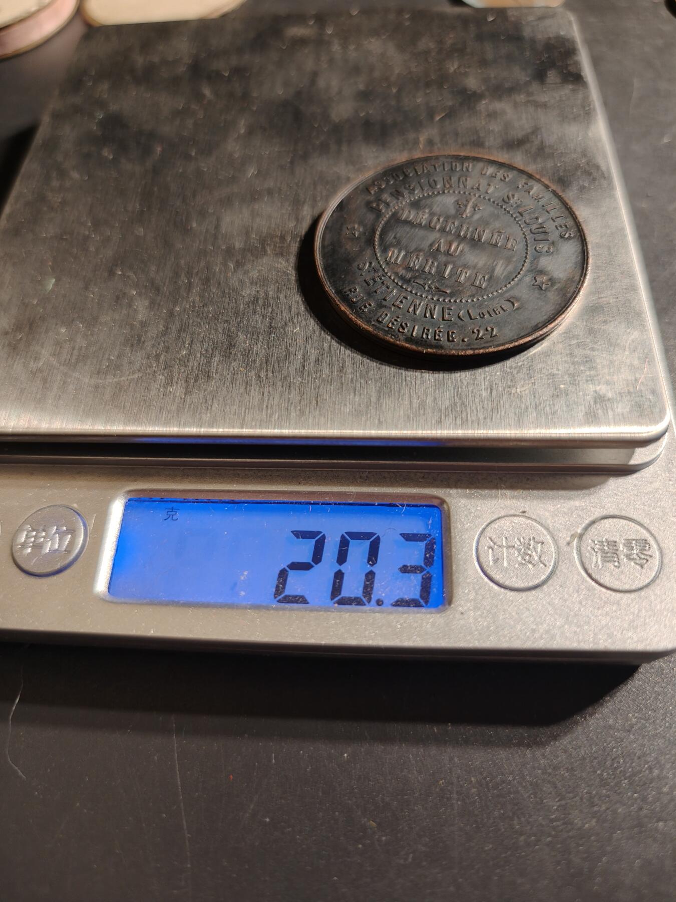 老王徽章第135期 法国圣路易寄宿学校家庭协会纪念章    直径39mm   重量20.3g    原盒