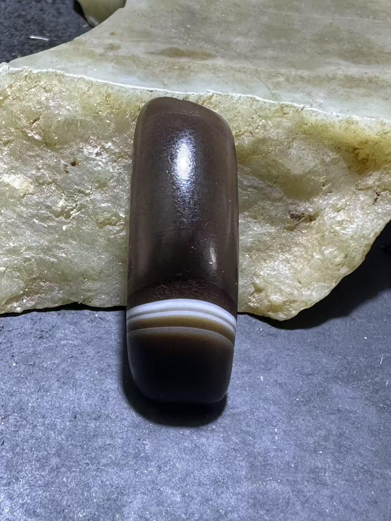 药师玛瑙风化纹通货随形牛角板珠一个，