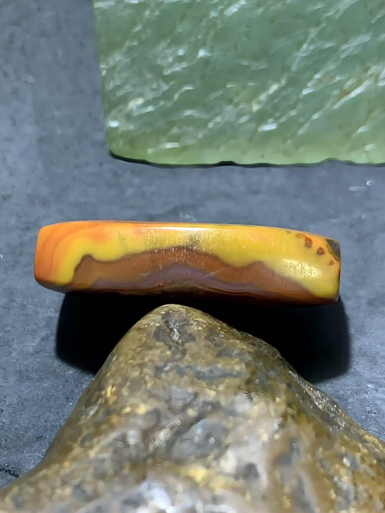 精美高润度风化纹冰飘原皮战国红玛瑙随形板珠（背云）一个！