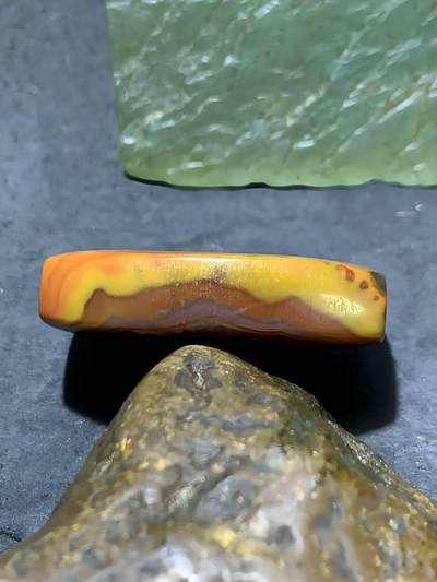 精美高润度风化纹冰飘原皮战国红玛瑙随形板珠（背云）一个！ 精美高润度风化纹冰飘原皮战国红玛瑙随形板珠（背云）一个！