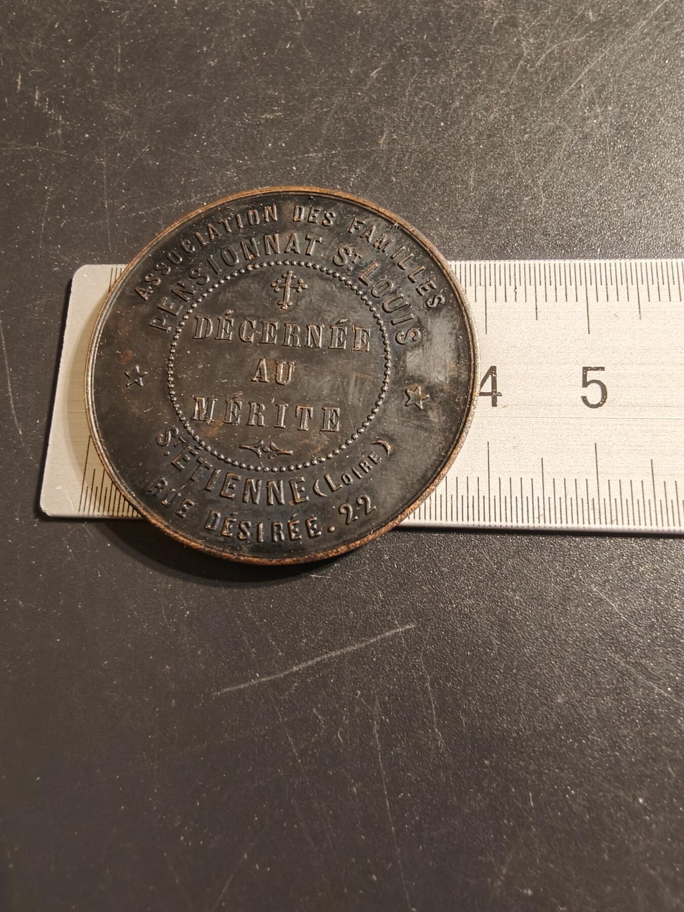 老王徽章第135期 法国圣路易寄宿学校家庭协会纪念章    直径39mm   重量20.3g    原盒
