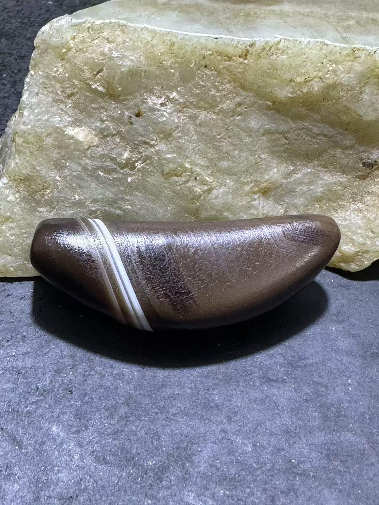 药师玛瑙风化纹通货随形牛角板珠一个，