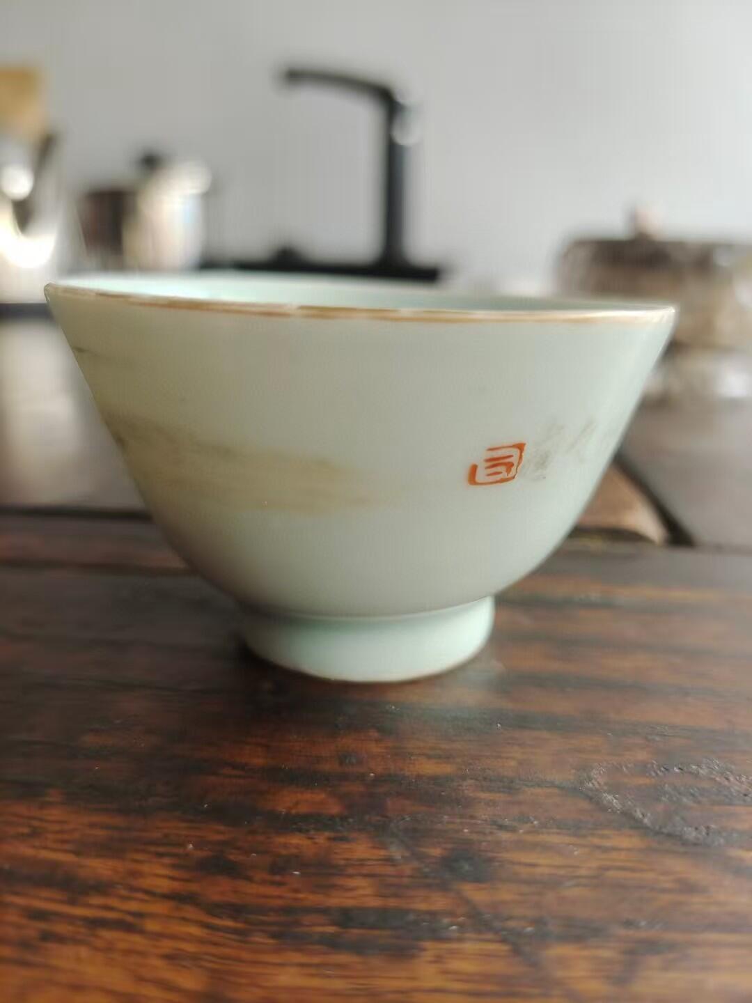 清代浅降彩山水人物茶杯，画工好，名人款，完整漂亮