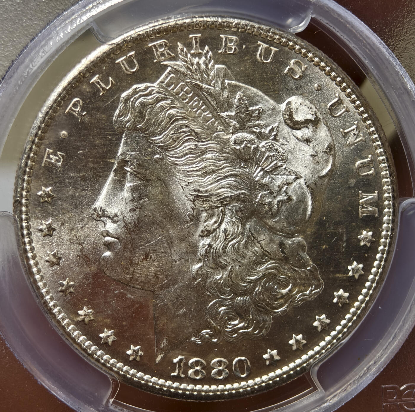 紫瑗钱币——第576期 美国 1880年 S版 摩根 大头妹 1美元 银币 PCGS MS64 老盒 银霜转光，霜面质感，带点反光的感觉