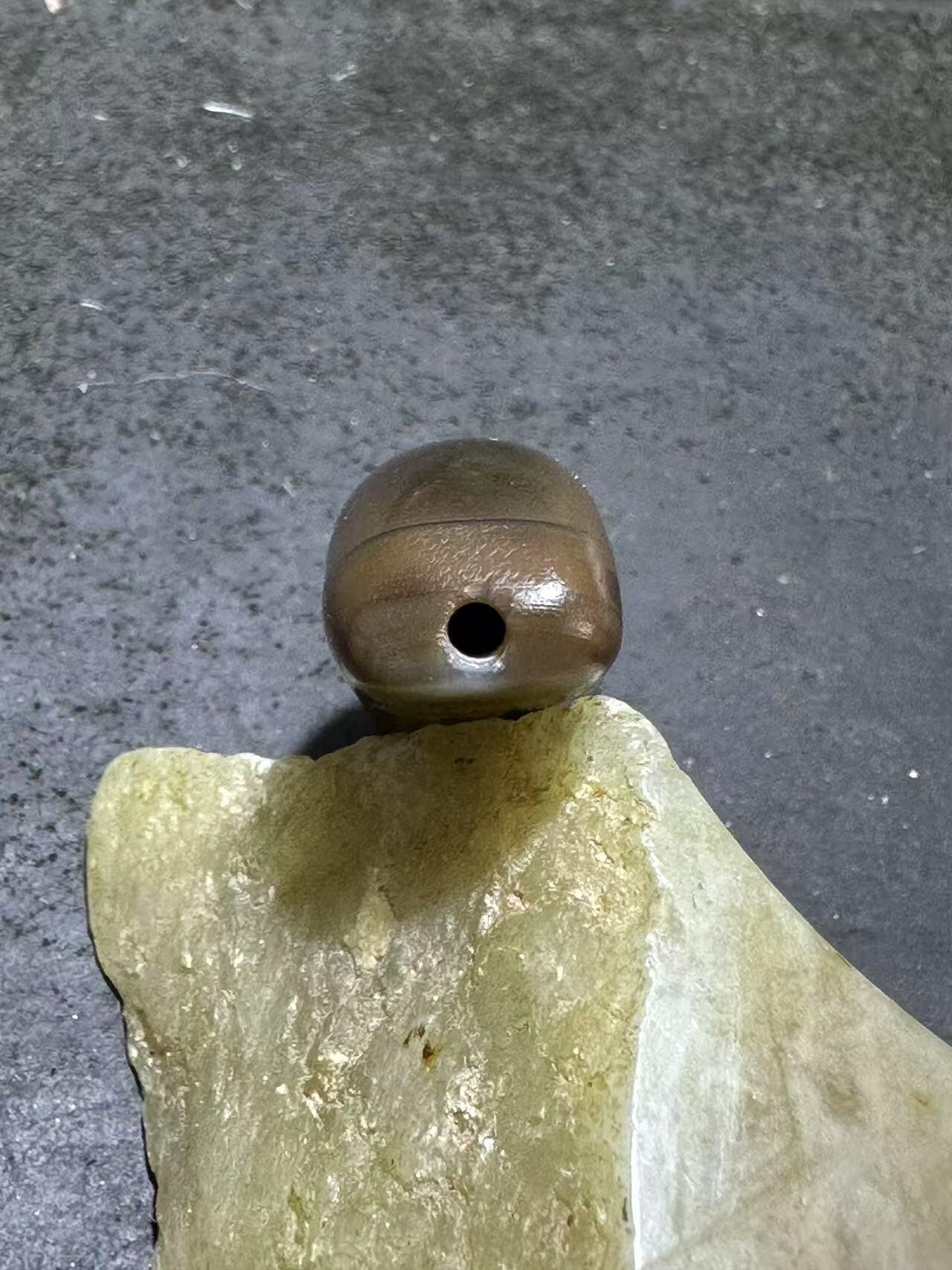 药师玛瑙风化纹通货随形牛角板珠一个，