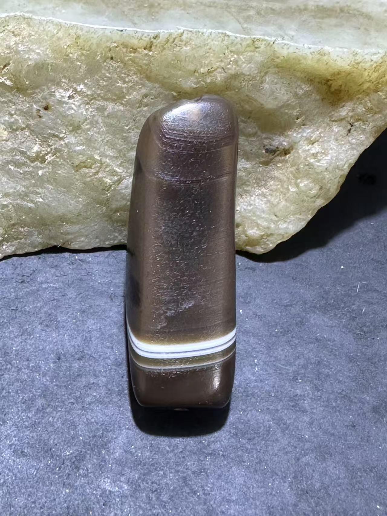 药师玛瑙风化纹通货随形牛角板珠一个，