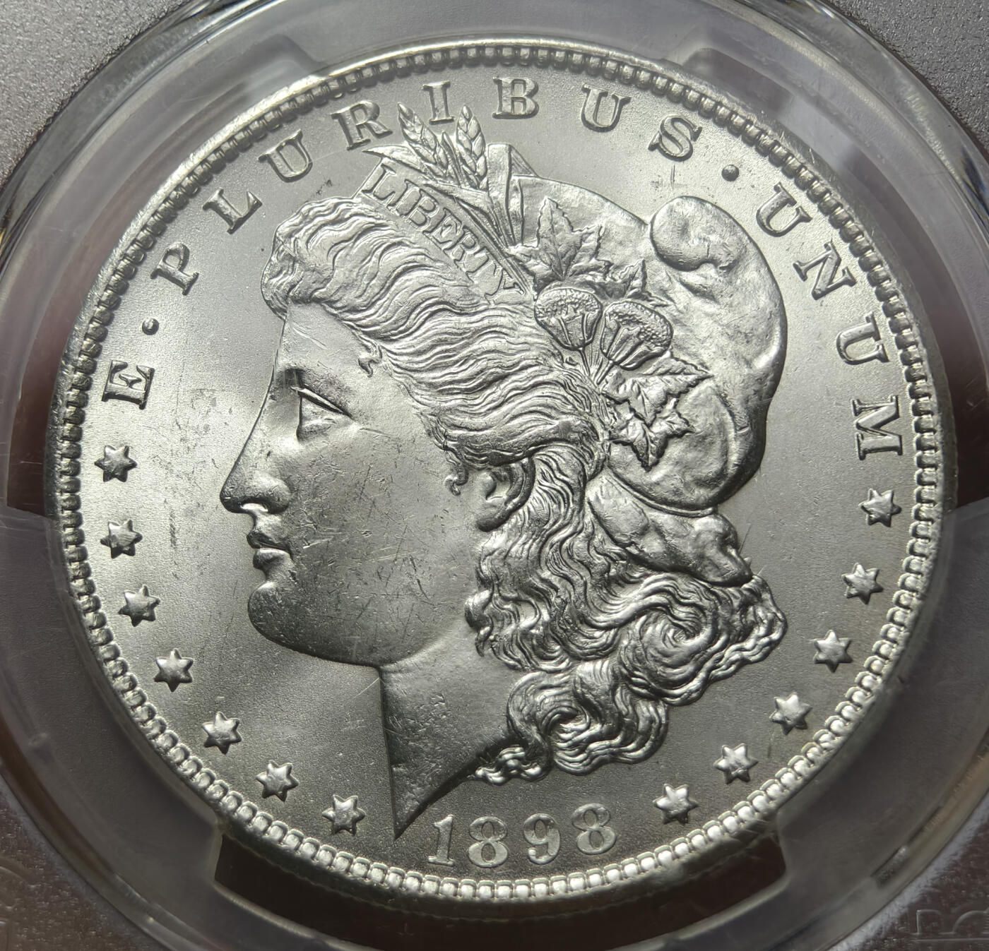 紫瑗钱币——第576期 美国 1898年 O版 摩根 大头妹 1美元 银币 PCGS MS64 老盒 底板打制的十分不错，细腻带点霜感