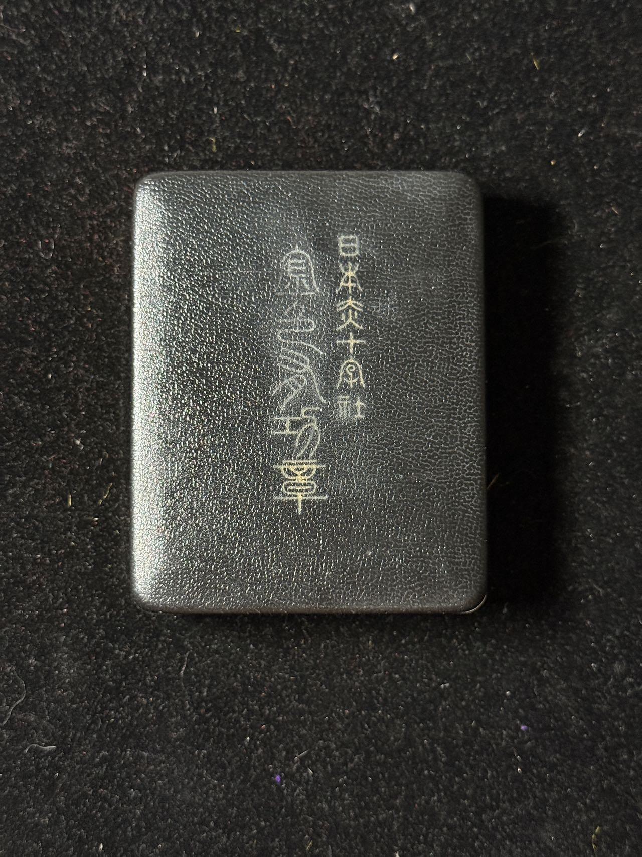 戎马世界章牌大赏第100期 日本赤十字社金色有功章，盒略齐全，红十字处珐琅缺失
