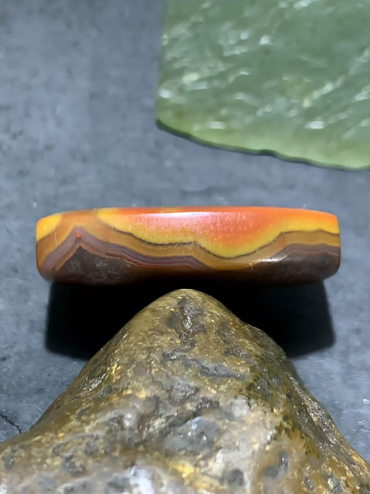 精美高润度风化纹冰飘原皮战国红玛瑙随形板珠（背云）一个！