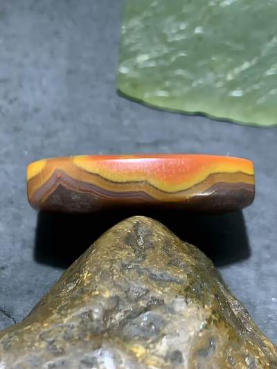 精美高润度风化纹冰飘原皮战国红玛瑙随形板珠（背云）一个！ 精美高润度风化纹冰飘原皮战国红玛瑙随形板珠（背云）一个！