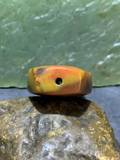 精美高润度风化纹冰飘原皮战国红玛瑙随形板珠（背云）一个！ 精美高润度风化纹冰飘原皮战国红玛瑙随形板珠（背云）一个！