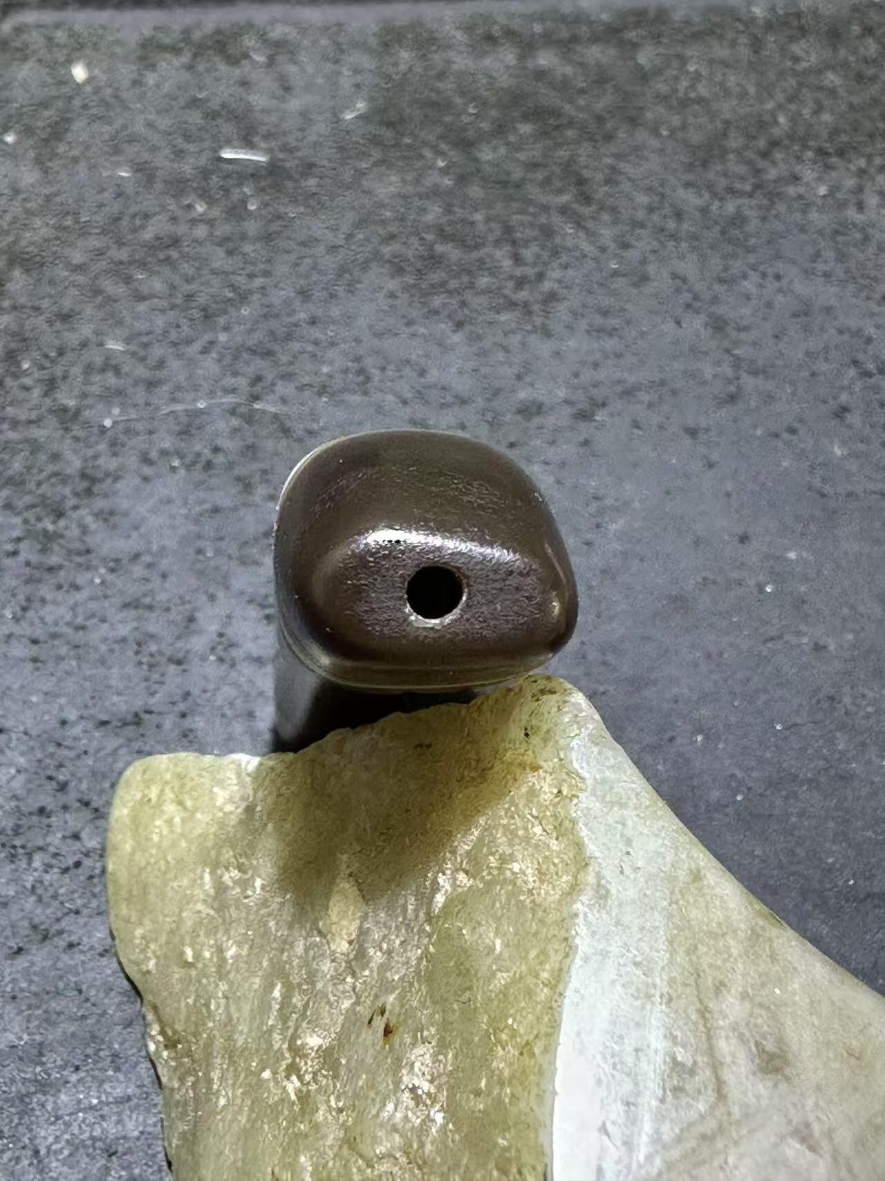 药师玛瑙风化纹通货随形牛角板珠一个，