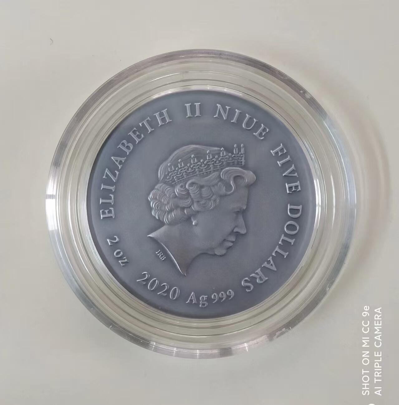 第166期拍卖【长期征集拍品】 纽埃2020, 月光下的动物系列-“天狼啸月”, 2盎司高浮雕,仿古镀金银币. 按国际造币最高质量技术标准制造. 大热门系列银币,此枚为“天狼啸月”. 盒证全. 国外售价418美元