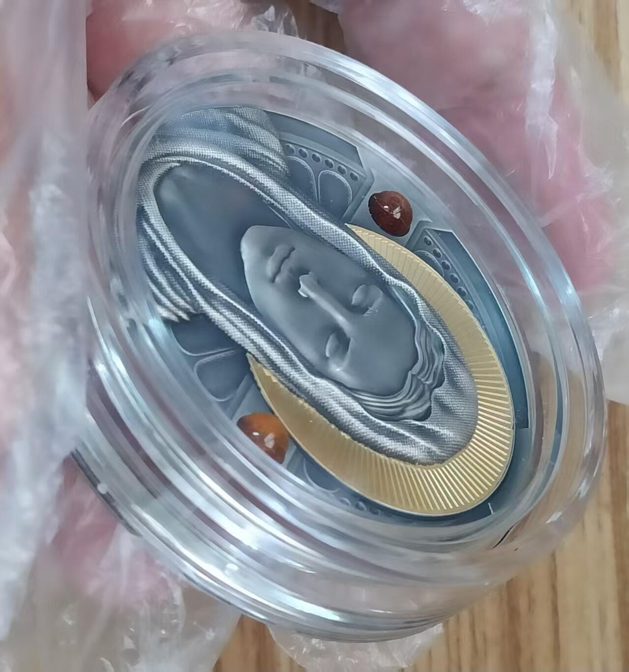 第166期拍卖【长期征集拍品】  喀麦隆2022年，圣母玛利亚-慈祥圣母，2盎司加大(直径达50mm),高浮雕,镶嵌双琥珀,大面积镀24K金,仿古,银币. 盒证全. 超漂亮银币,实物更美丽. 国外售价415美元