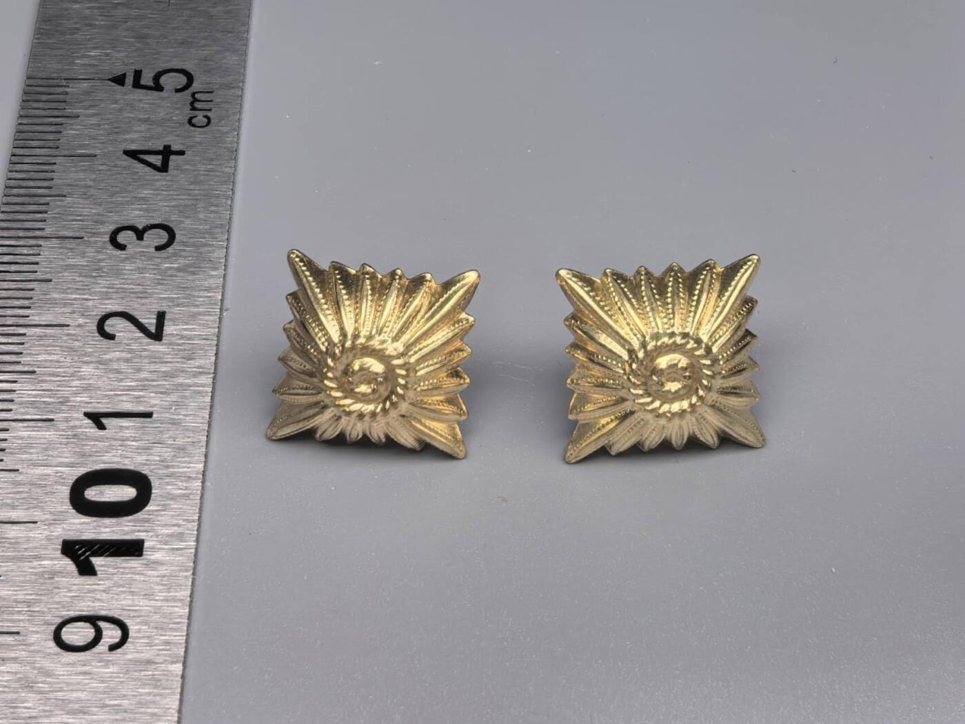 小驴勋章奖章收藏7月19日星期六晚18点拍卖（有偿代拍送拍规则在简介最后，参拍须阅读规则后再参拍，关系到运费包装发货时效真假辨别等关键信息） 肩章军衔星章一对