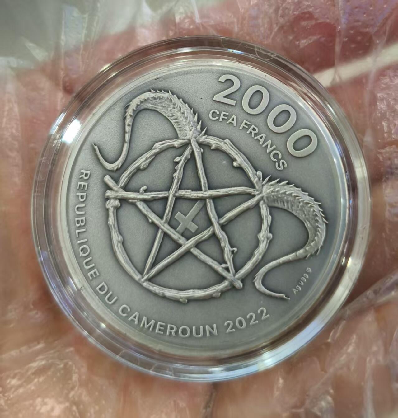 第166期拍卖【长期征集拍品】 喀麦隆2022年，天使魔王系列(2)-梅菲斯特.费勒斯，2盎司超高浮雕仿古、镶嵌红色树脂、彩色银币. 盒证全. 系列第2枚. 热门系列(此系列即将发行第3枚). 国外售价398美元