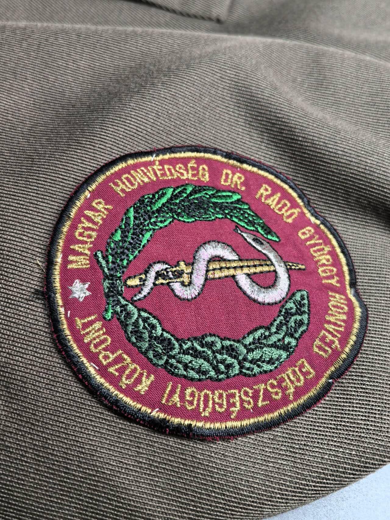 小驴勋章奖章收藏7月19日星期六晚18点拍卖（有偿代拍送拍规则在简介最后，参拍须阅读规则后再参拍，关系到运费包装发货时效真假辨别等关键信息） 匈牙利军医上校常礼服套装（上衣+裤子），供职单位：拉多·久尔吉博士军医院卫生中心（臂章）