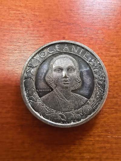 长老汇马年精选第十六场拍卖 - 1931法国殖民地博览会铜镀银亚洲纪念章，看起来像银质的，但背面造币厂标记旁有CN字母，应该铜镍的，包装纸可以忽略