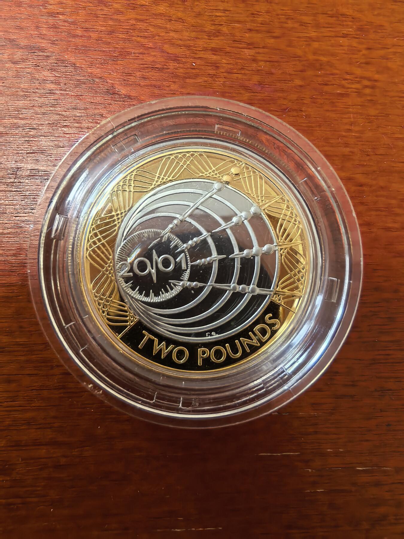 长老汇蛇年精选第二十五场拍卖 2001英国首次跨大西洋无线通讯2英镑双色精制加厚币，盒证全，1万枚